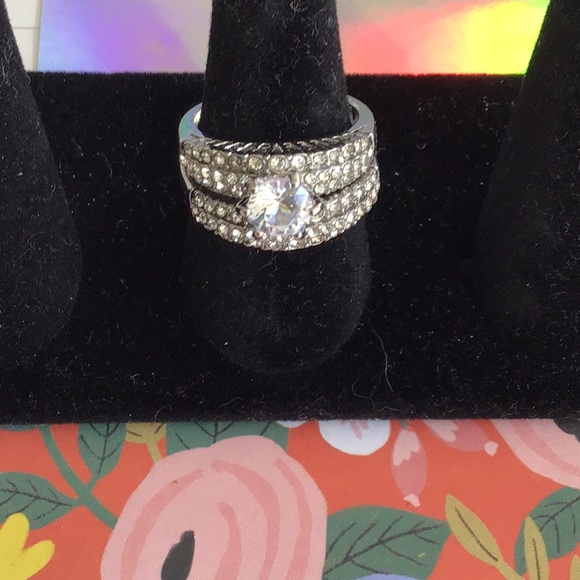 Gorgeous Bridal Ring - Picture 1 of 6